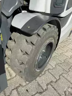 Carrelli elettrici 4 ruote 2016  Still RX60-30 (5)