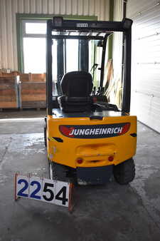 Chariot 4 roues électrique 2005  Jungheinrich EFG320 (3)