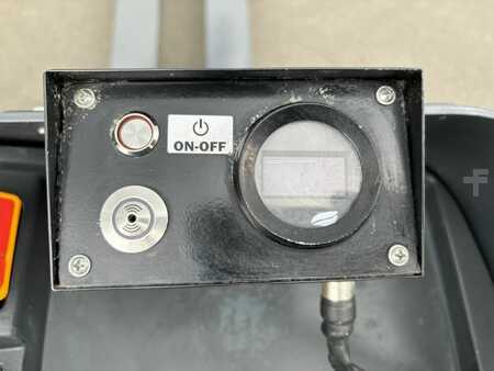 Porta-paletes elétrico com assento 2015 Jungheinrich ESE120 (4)