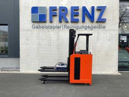 Stacker com assento 2016 Stöcklin EFI 16 (1)