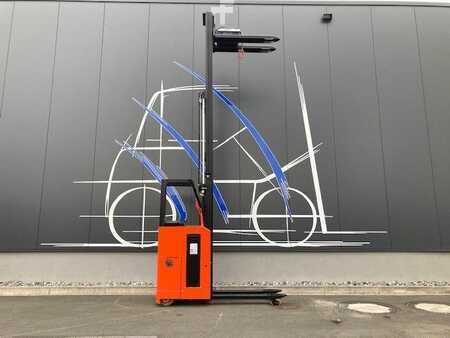 Stacker com assento 2016 Stöcklin EFI 16 (2)