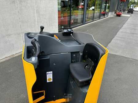 Porta-paletes elétrico com assento 2016 Jungheinrich ESE120 (3)