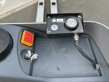 Porta-paletes elétrico com assento 2016 Jungheinrich ESE120 (4)