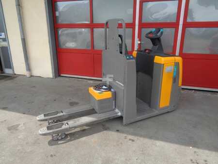 Stacker stå på 2018 Jungheinrich ECE 220 (2)