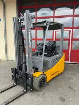 3-wiel elektrische heftrucks 2020  Jungheinrich EFG 220 (1)