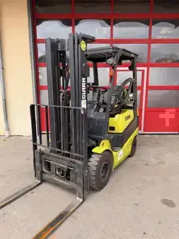 Nestekaasutrukki 2019  Clark C15L (1)