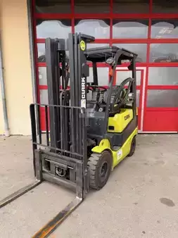 Gas truck 2019 Clark C15L (1)