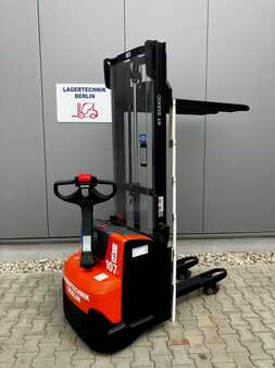 Pallet Stackers 2011  BT SWE120L - Staxio (2) 
