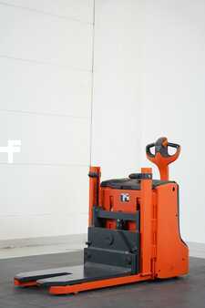 Transpalettes éléctriques 2014  Linde T 28 L ROTABATT UNI (2)