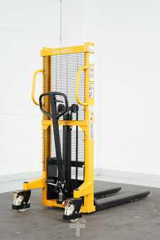 Stacker pedestre 2024  qteck HOCHHUBW. (1)