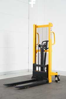 Stacker pedestre 2024  qteck HOCHHUBW. (2)