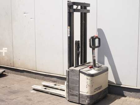 Pallet Stackers 2001  Crown WE2000-1.25TF (1)