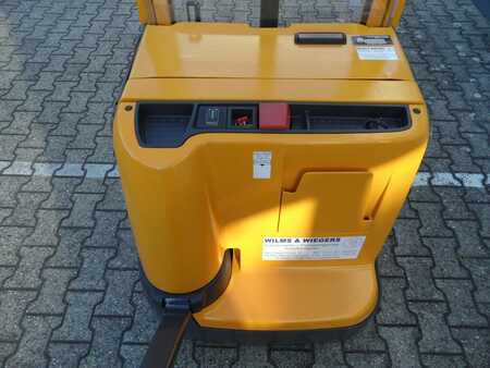 Ruční vysokozdvižný vozík 2011  Jungheinrich EJC 212z - neue Batterie - Initialhub (Basishub) (9)