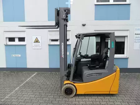 Eléctrico - 3 rodas 2017  Jungheinrich EFG 220 - neue Batterie - 6,50 m Triplex (4)
