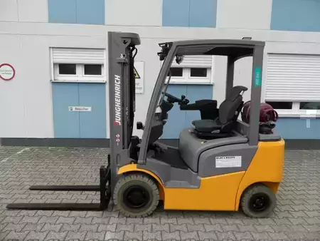 Empilhador a gás 2020  Jungheinrich TFG 320 - Freihub - weiße Reifen (1)