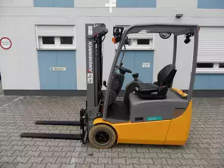 Elektryczne 3-kołowe 2020  Jungheinrich EFG 115 - unter 2 Meter Bauhöhe - Freihub (1)