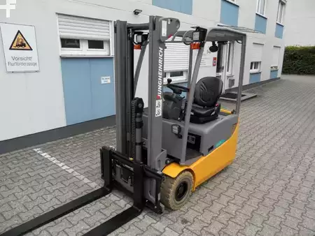 Elektryczne 3-kołowe 2020  Jungheinrich EFG 115 - unter 2 Meter Bauhöhe - Freihub (2)