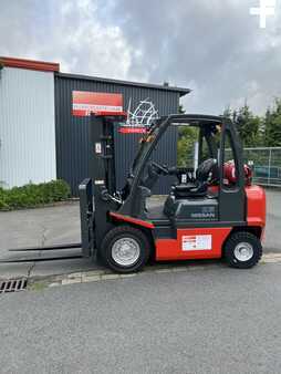 Treibgasstapler 2007  Nissan UD 02A25 (1)