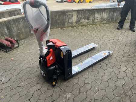 Lavansiirtovaunu 2026  EP Equipment F4 mit Stützrädern (1)