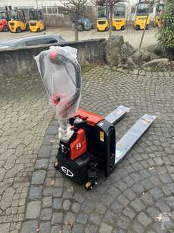 Lavansiirtovaunu 2026  EP Equipment F4 mit Stützrädern (11)