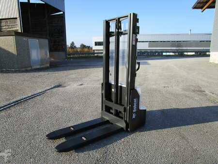 Apilador eléctrico 2025  Bobcat LSM12N-7 (1)