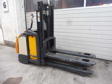 Pallet Stackers 2013  Crown DT3040 (4)