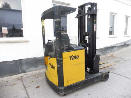 Chariots à mât rétractable 1999 Deca MR14 (1)