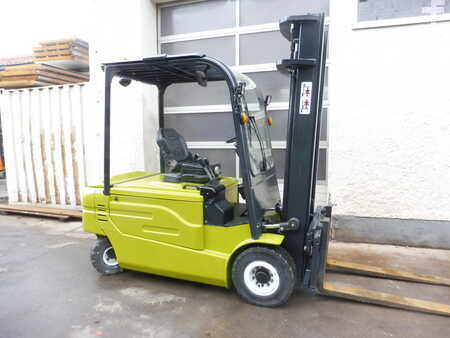 Chariots électriques à 4 roues 2010 Clark GEX30 (1)