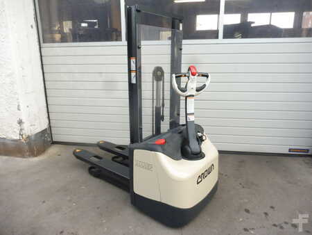 Pallet Stackers 2011  Crown WF3000 (1)