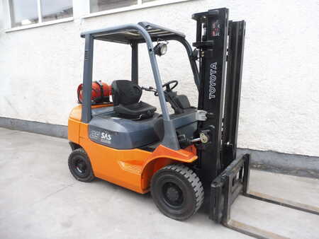 LPG Forklifts 2001  Toyota 42-7FGF25 (1)