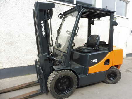 Chariots élévateurs diesel 2016 Doosan D35C-7/ Klammer (3)