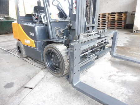 Chariots élévateurs diesel 2016 Doosan D35C-7/ Klammer (1)