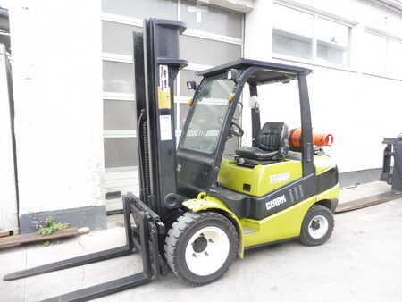 Chariots élévateurs GPL 2010 Clark C35L (1)