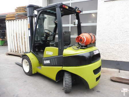 Chariots élévateurs GPL 2010 Clark C35L (2)