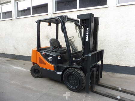 Chariots élévateurs diesel 2017 Doosan D30S-5 (1)