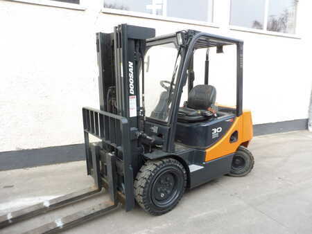 Chariots élévateurs diesel 2017 Doosan D30S-5 (3)