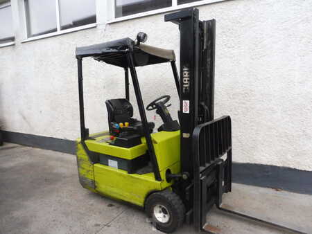 Chariots électriques à 3 roues 1996 Clark CTM16S (1)