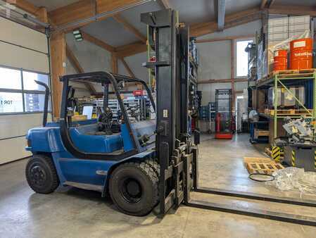 Carretilla elevadora diésel 2005 Clark CMP60D (2)