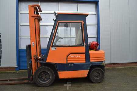 Treibgasstapler  Toyota 02 5FGF30 (Nr. G2925) (1)