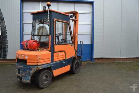 Treibgasstapler  Toyota 02 5FGF30 (Nr. G2925) (3)