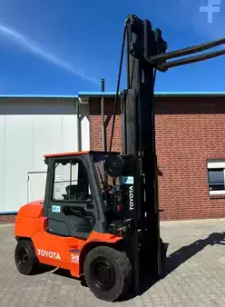 Dieselstapler 2014  Toyota 42-7FD45 (1)