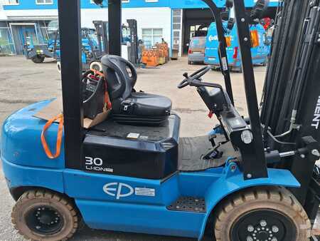 4-wiel elektrische heftrucks 2021  EP Equipment EFL302 (1)