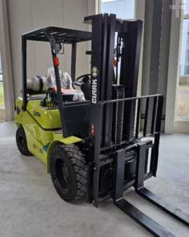 LPG heftrucks 2024  Clark GTS 30 (1)