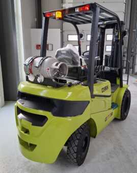 LPG heftrucks 2024  Clark GTS 30 (4)