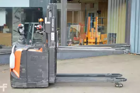 Hochhubwagen 2020  Toyota SPE 200D (2)