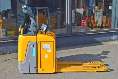 Transpaleta eléctrica 2022  Jungheinrich ERE 120 mit Waage (1)