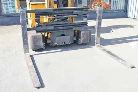 Négyutas tolóoszlopos targonca 2015  Jungheinrich ETV Q25 (6)