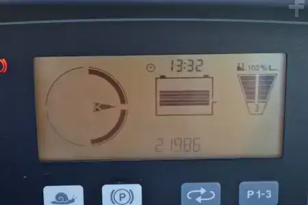 Négyutas tolóoszlopos targonca 2015  Jungheinrich ETV Q25 (9)