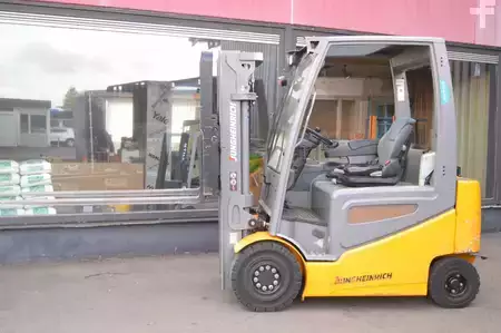 4-wiel elektrische heftrucks 2019  Jungheinrich EFG 425 ks Batterie Bj2021 (4)