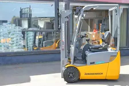 Chariots électriques à 3 roues 2019  Jungheinrich EFG 113 (4)